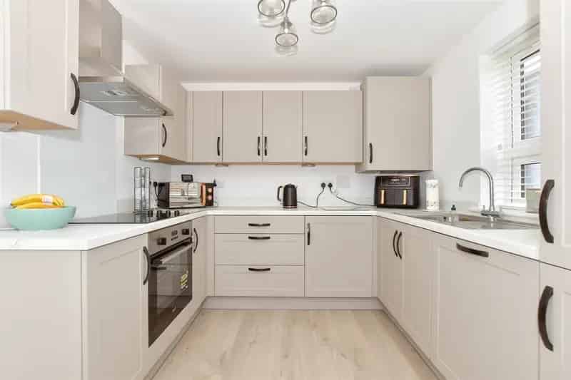 3 Bedroom End Terrace House for Sale in Whitfield