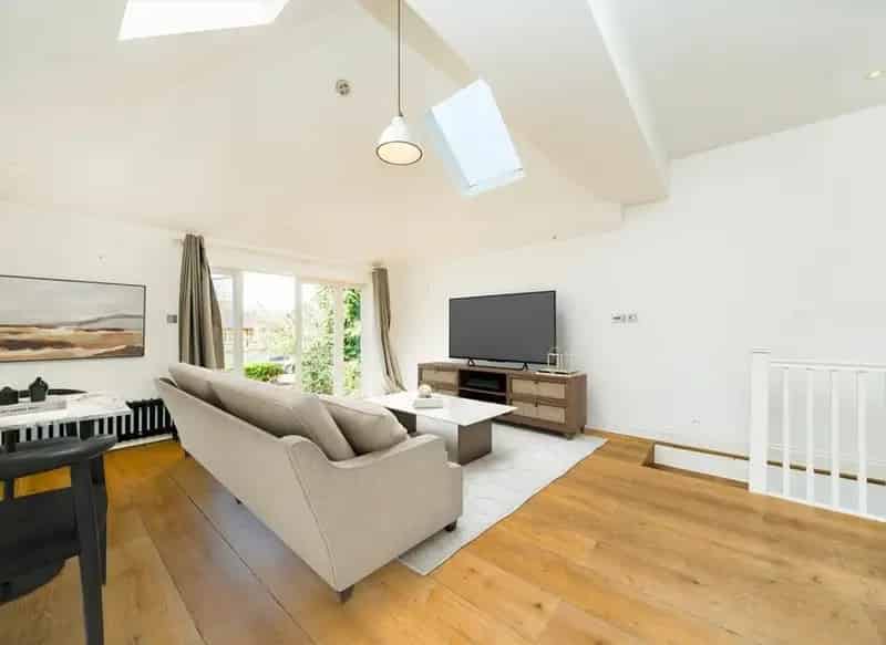 1200 sq ft Split Level Flat 3 Double Bedrooms 2 Bathrooms Garden Parking Putney