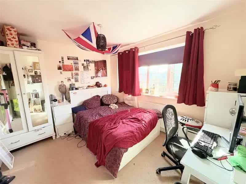 4 Bed Detached House with Solar Panels and Double Garage