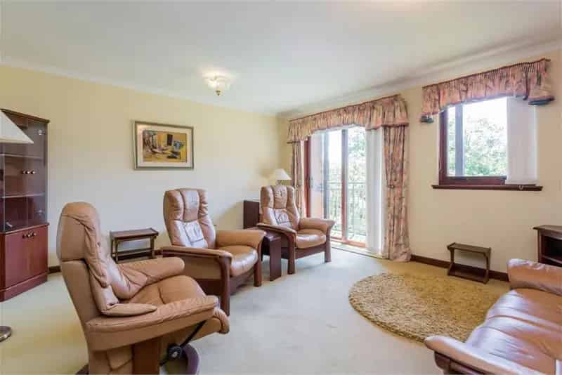 2 Bed Flat with Private Balcony and Communal Gardens