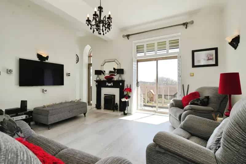 Luxury 3-Bed Apartment with Garden Views and Communal Facilities