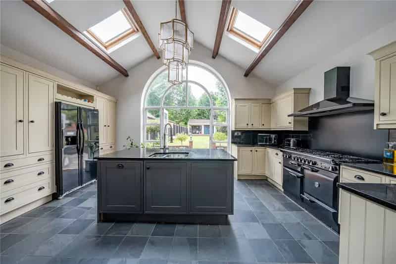 4 Bedroom Detached Residence with Stunning Dining Kitchen and Modern Comforts