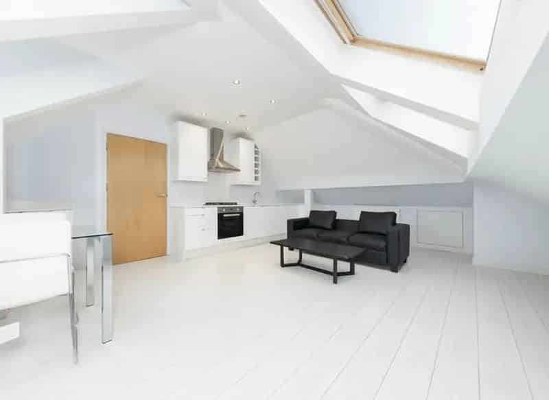 2-Bedroom Apartment for Professional Sharers