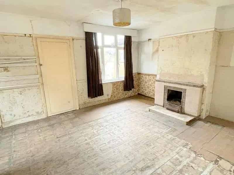 2 Bed Flat for Sale - Staines - Cash Buyers Only