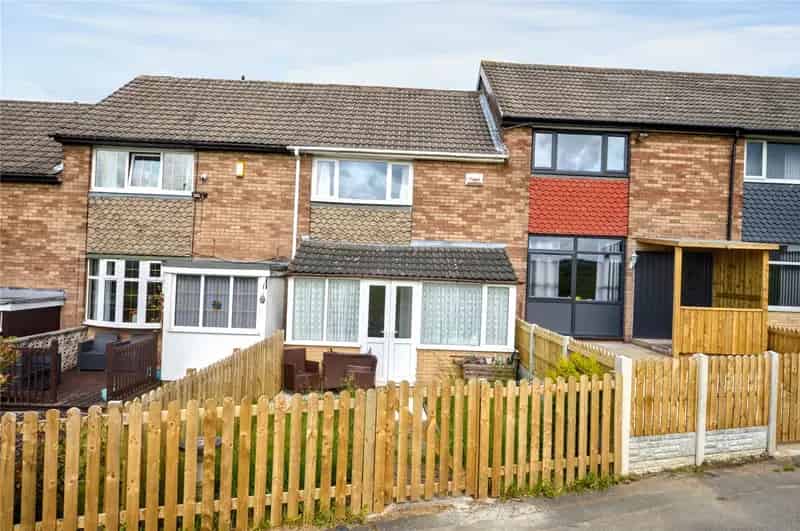 2 Bedroom Terrace House Near M62 M1 Motorways