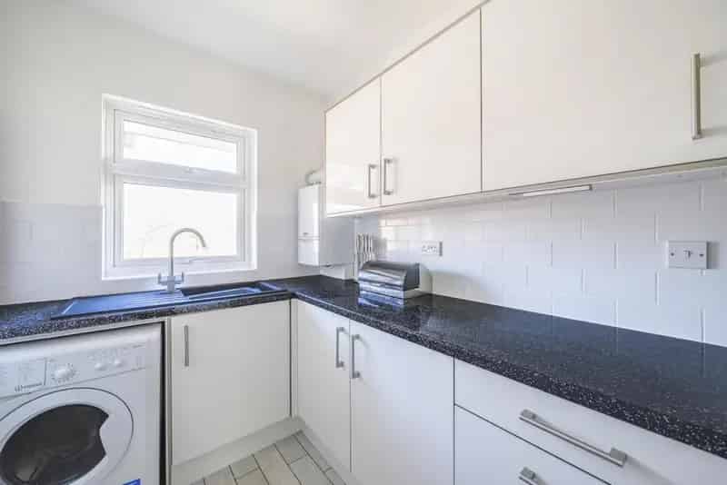 Spacious Three Bedroom Flat No Onward Chain