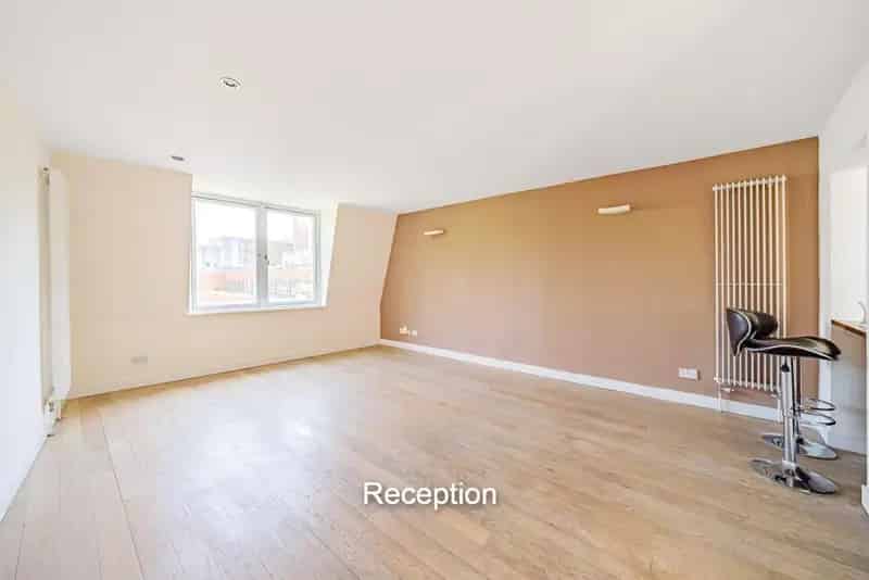 1297 sq ft Clerkenwell Apartment  Private Balcony Newly Decorated Chain Free