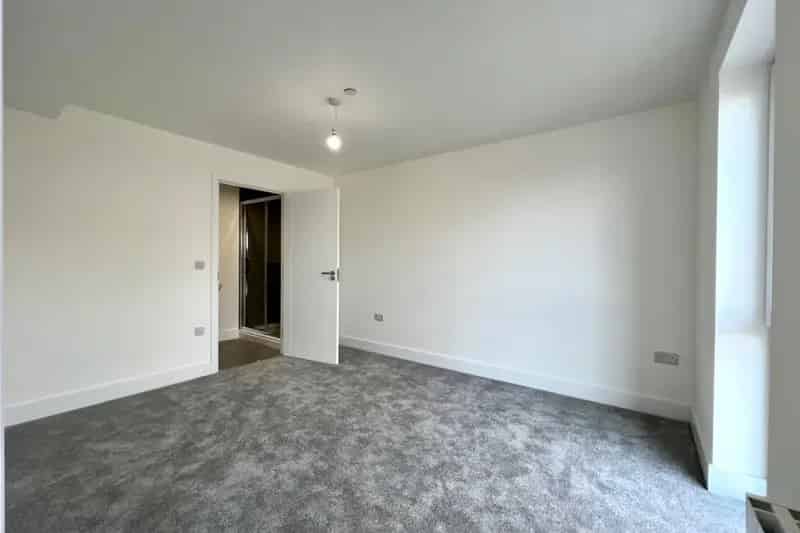 Three Bedroom Townhouse Near Sheffield Rotherham M1
