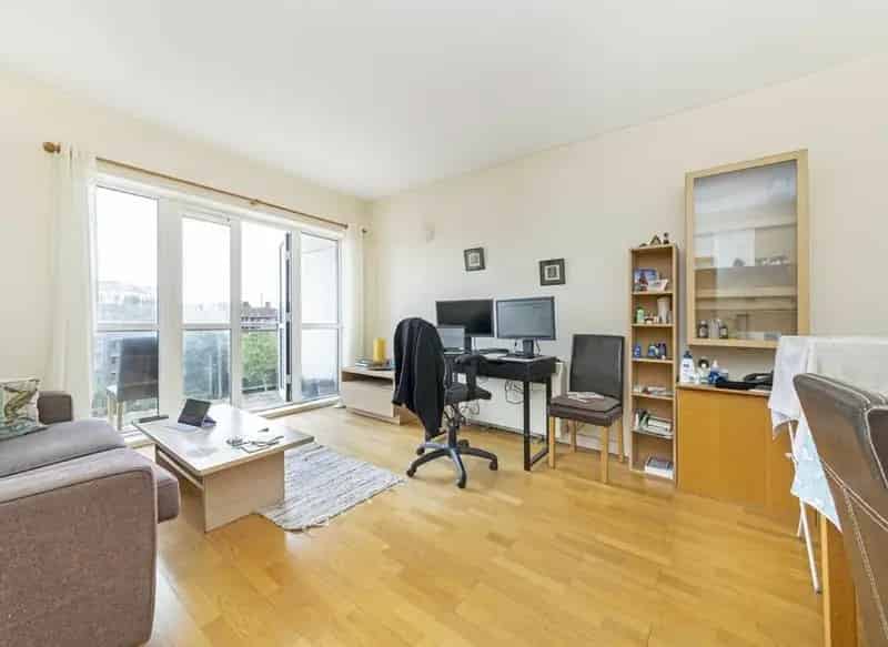 1-Bed Riverside Apartment near Canary Wharf