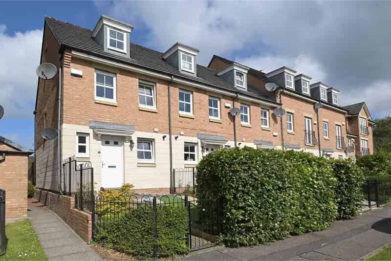 3 Bed Townhouse For Sale - Stylish Interior, Landscaped Garden