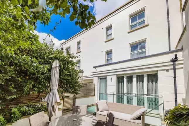 Five Bedroom Terraced House for Sale in London SW11