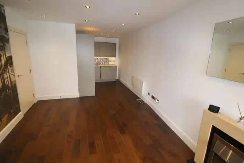 1 Bedroom Apartment Brentwood Near Elizabeth Line Station