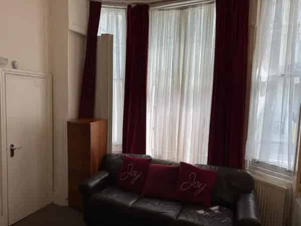 Large Studio Flat Earls Court SW5 High Ceilings Huge Bay Windows