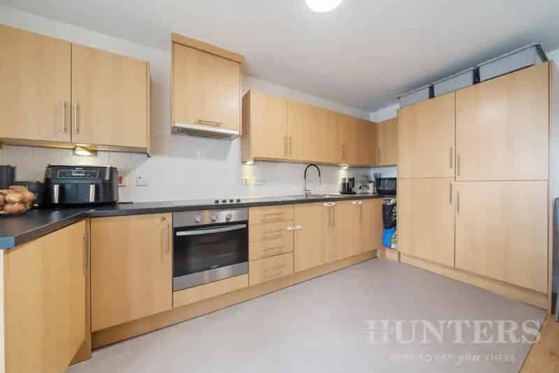 2 Bedroom Flat for Sale near Excellent Transport Links