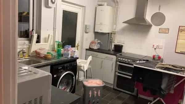 3 Bed House Large Garden Near Schools Shops Train Station