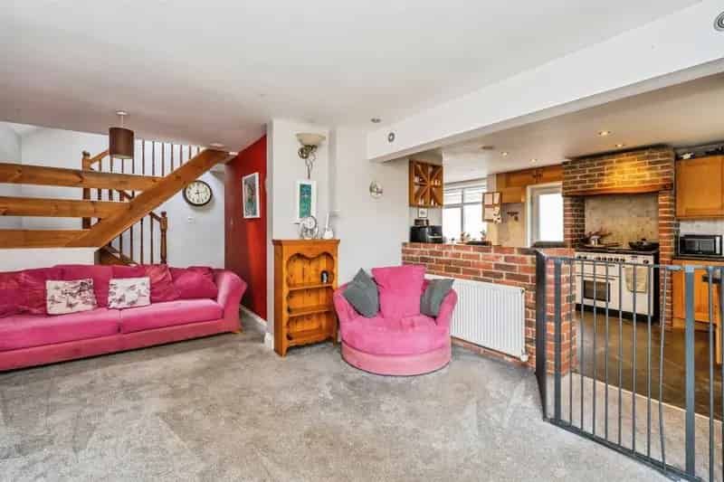 4 Bed Bungalow with Ample Parking and Garden