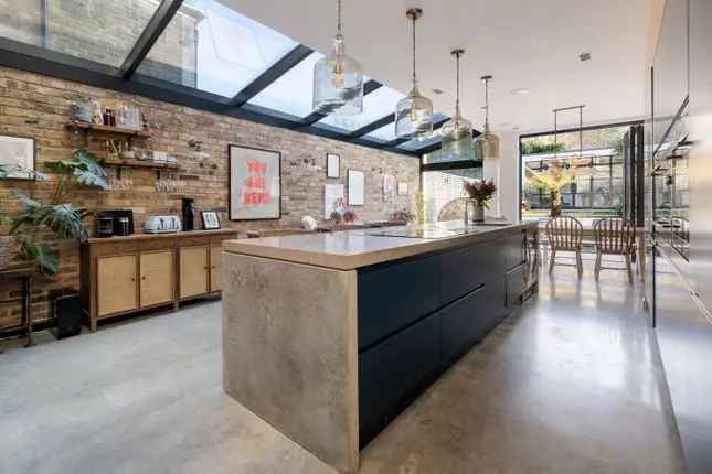 Beautiful 3-Storey Family Home in London N5