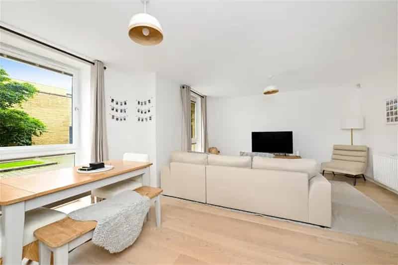 3 Bed Flat Main Door Apartment with Parking