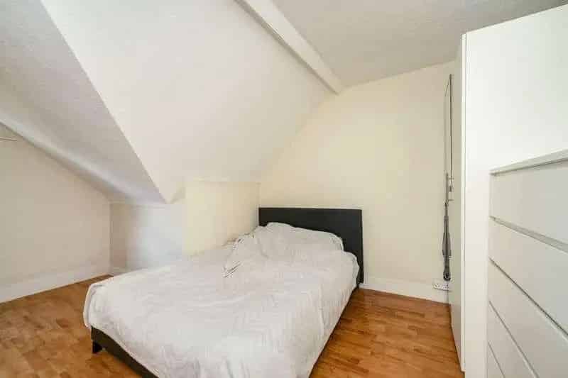 1 Bed Flat for Sale Top Floor Victorian Conversion with Parking