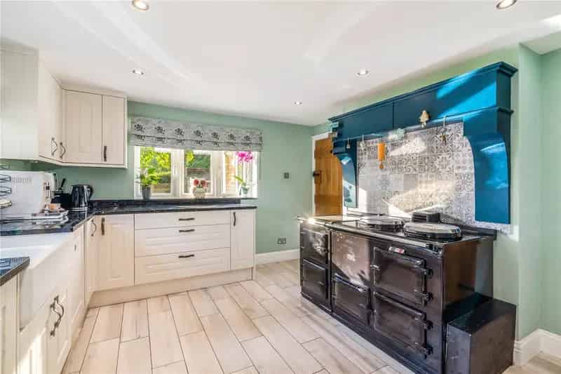4 Bedroom Detached House with Guest Cottage and Extensive Outbuildings