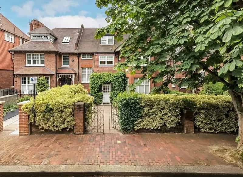 Hampstead Family Home: 4 Bed, 3 Bath Apartment with Terrace and Garden