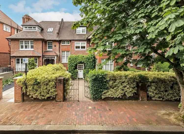 Hampstead Family Home: 4 Bed, 3 Bath Apartment with Terrace and Garden