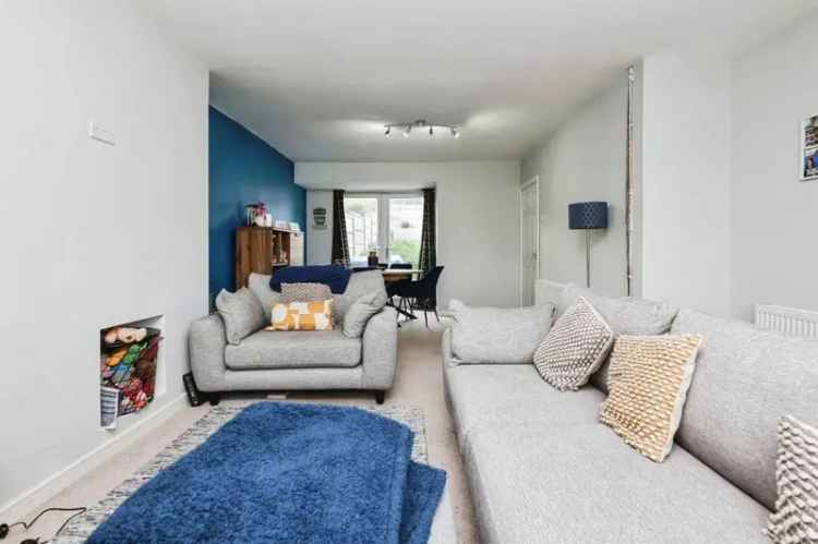 3 Bed Family Home Refurbished Quiet Cul De Sac No Upward Chain Parking