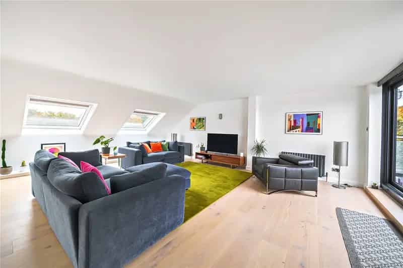 Spacious Top Floor Duplex Apartment with Roof Terrace and Garage
