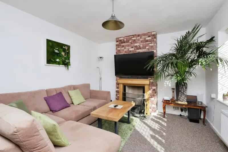 Spacious 2-Bed Semi-Detached House in Hampden Park