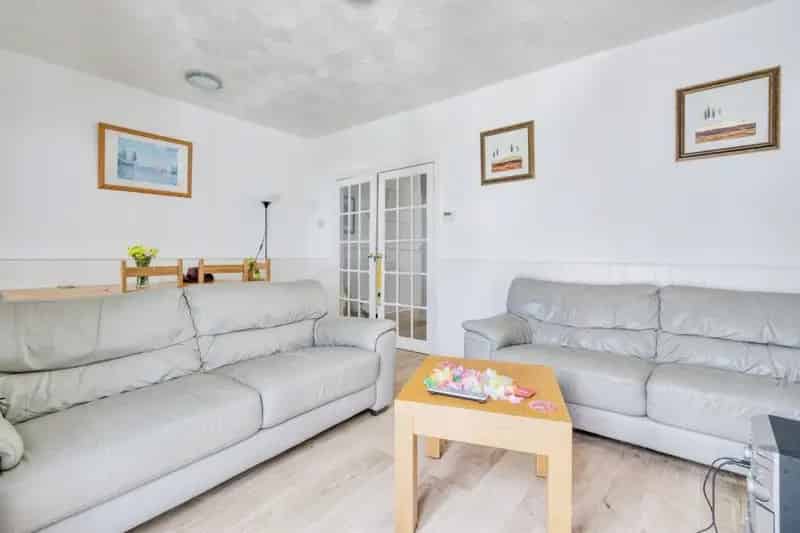 Four Bedroom Mid Terraced House with Garage