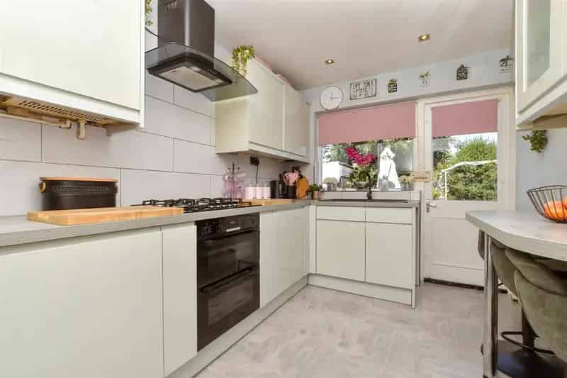 3 Bedroom Semi-Detached House for Sale in Banstead