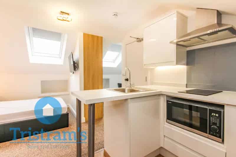 1 Bedroom Furnished Studio House Near City Hospital NG15