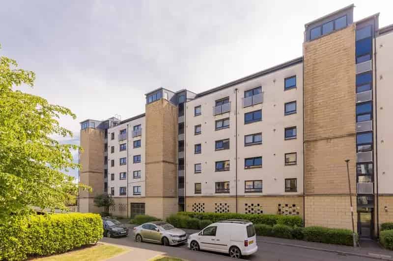 2 Bedroom Flat for Sale in Edinburgh Hawkhill