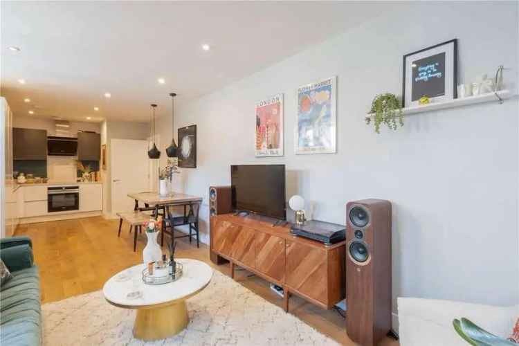 1 Bed Flat for Sale in SE22 - Spacious Ground Floor Apartment