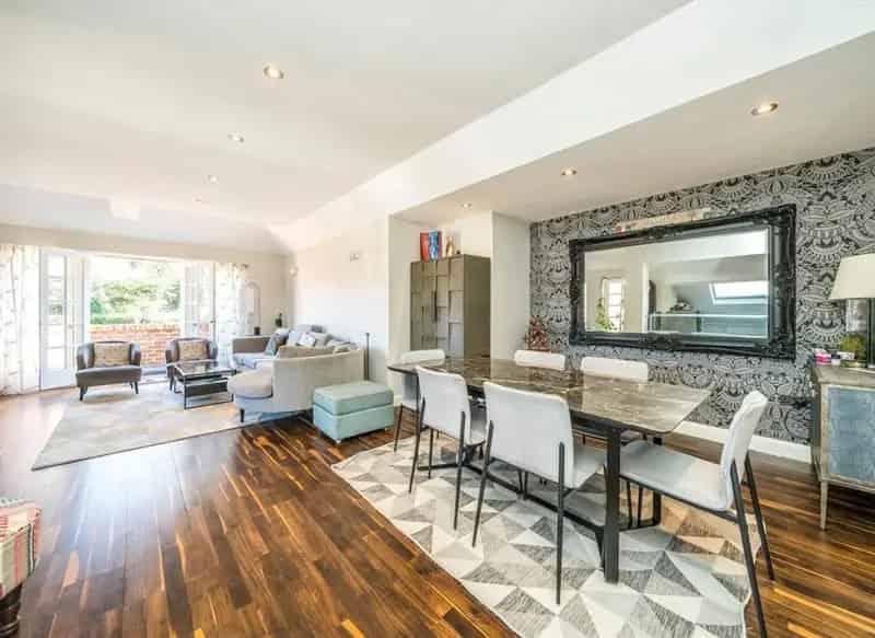 3 Double Bedroom Hampstead Apartment - Spacious Reception & Private Balcony
