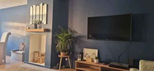 3 Bed End Terrace House Near Water Gardens Crawley