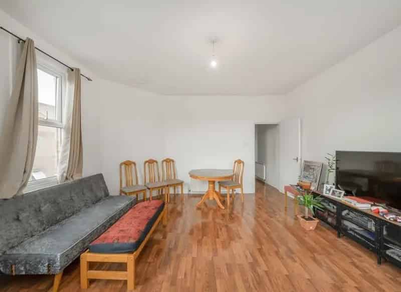 Spacious Second Floor Flat with Eat In Kitchen and Double Bedroom