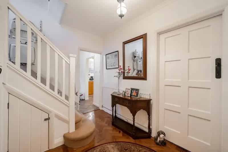 3 Bedroom Detached House for Sale Chipstead