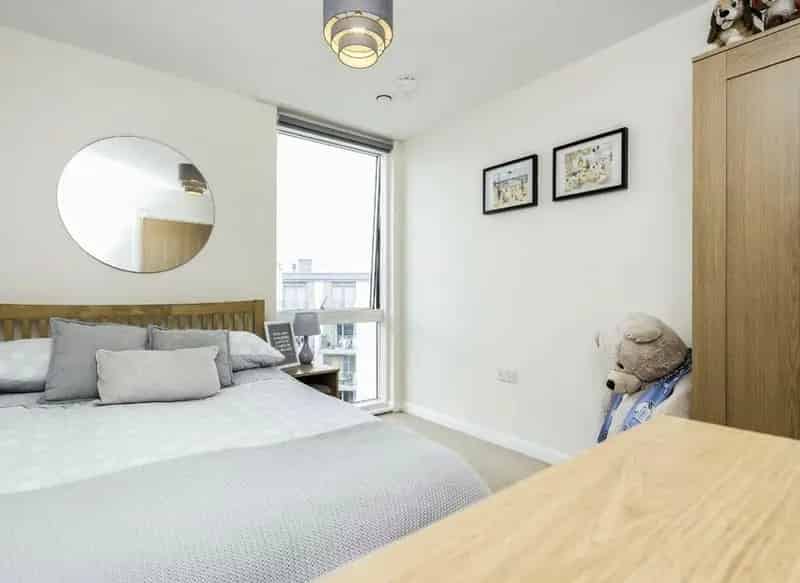 2 Bed Top Floor Apartment Brentford