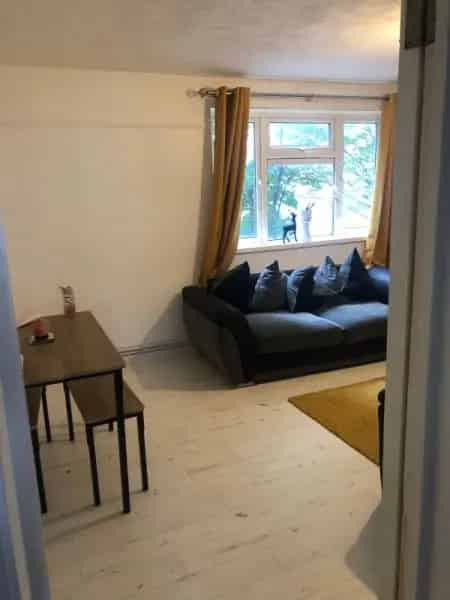 Large 2-Bedroom Flat Near Beach and Town