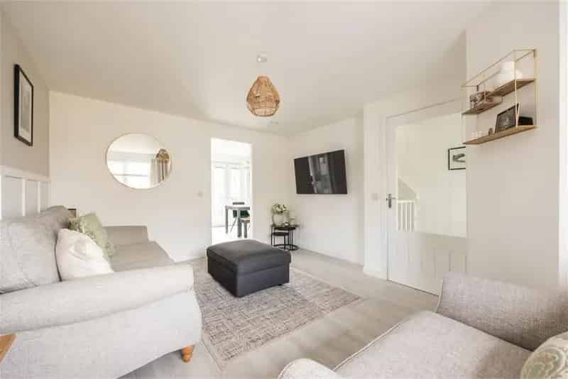 3 Bed House - End Terraced with 2 Reception Rooms