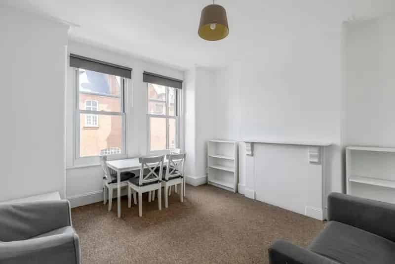 Two Double Bedroom Flat Near Clapham Junction Station with Bike Storage