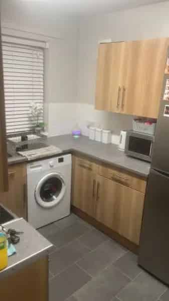 2 Bed Maisonette Near Shops and Train Station