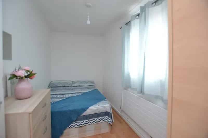 1 Bedroom Flat Share E14 Zone 2 - Fully Refurbished