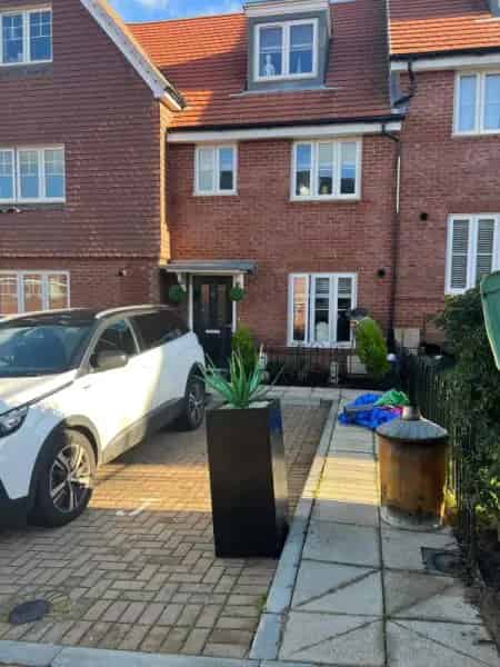 3 Bedroom Townhouse Double Driveway Large Garden New Carpets