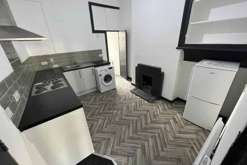 Studio Flat Roath Fitted Kitchen Bay Window Available Now