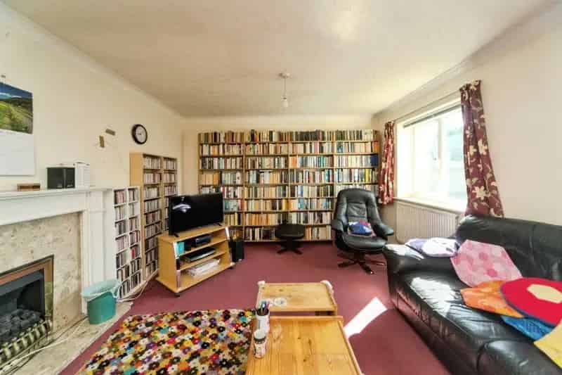 Spacious 4-5 Bedroom Detached House with Double Garage in Larkswood