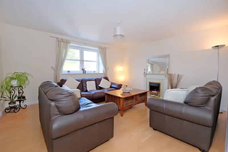 Spacious 2-Bed Top Floor Flat Near RGU Aberdeen