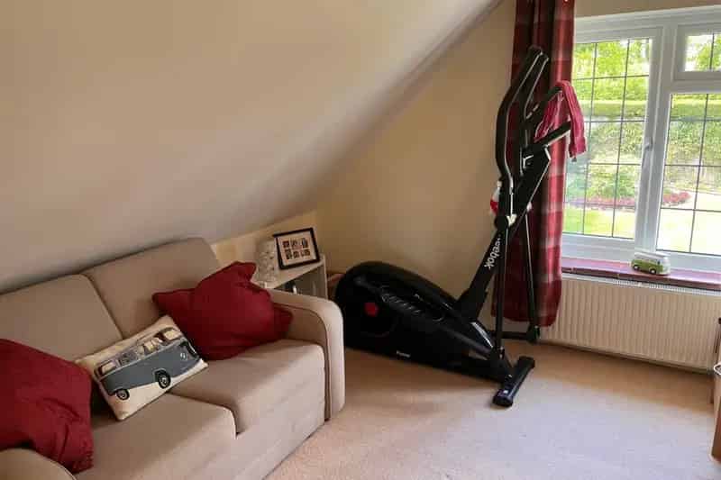 3 Double Bedroom Semi-Detached House Near Mainline Station