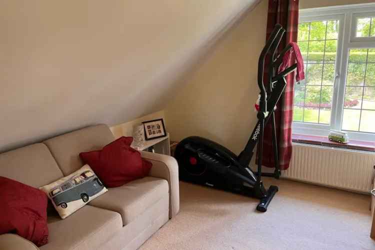 3 Double Bedroom Semi-Detached House Near Mainline Station